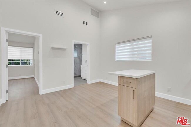 Building Photo - 6917 Encino Ave
