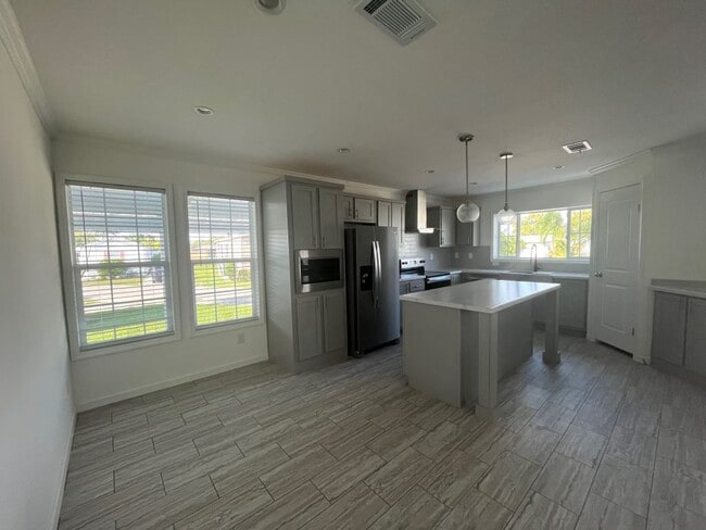 Building Photo - 18 Eland Dr