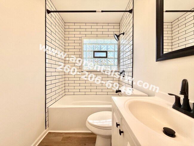 Building Photo - 3 Bedroom House