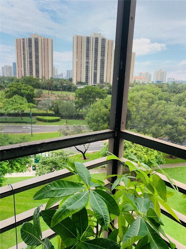 Building Photo - 20500 W Country Club Dr