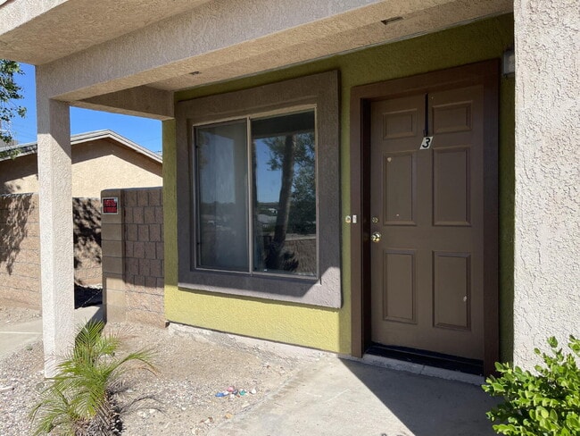 Building Photo - Downstairs 2 bed 1 bath with yard near Silver Creek.