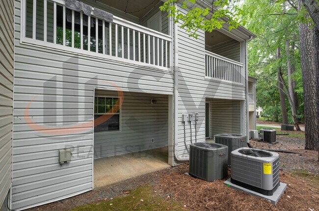 Building Photo - Spacious 2BR, 2BA Condo in Desirable Chapel Hill Community