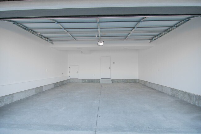 Building Photo - Spacious 3-Story Townhome: Inlcudes 2-Car Garage