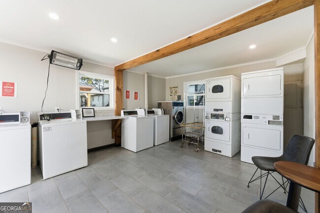 Building Photo - 558 College St