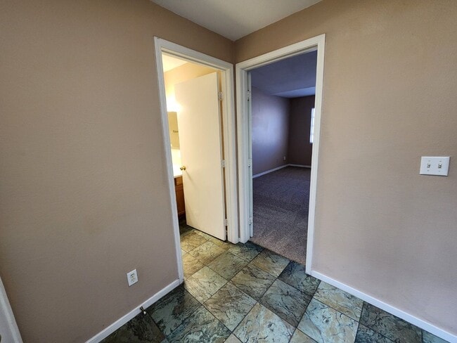 Building Photo - Beautiful 3 Bedroom & 2 1/2 Bath Condo.