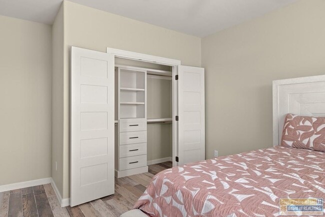 Building Photo - 618 N Shore Dr