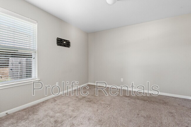 Building Photo - 6117 Verde Dr