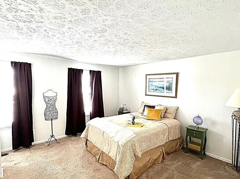 Master bedroom - 701 Cedar Crest Ct