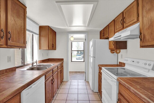 Building Photo - Cute 2 Bedroom 2.5 Bath Townhome in Cherry Creek Schools, 2 Reserved Parking Spots, Great Locatio...