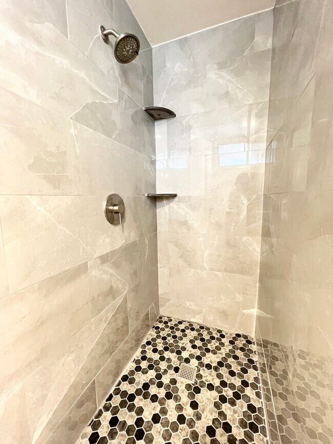 Building Photo - 824 N San Diego Ave