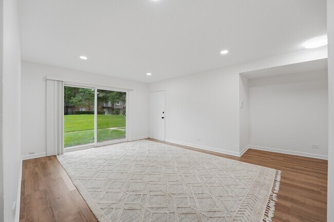Building Photo - 9388 Bay Colony Dr