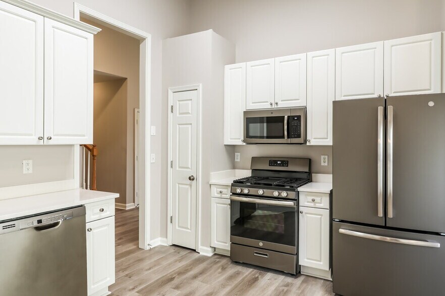 Building Photo - 5130 Villas Terrace