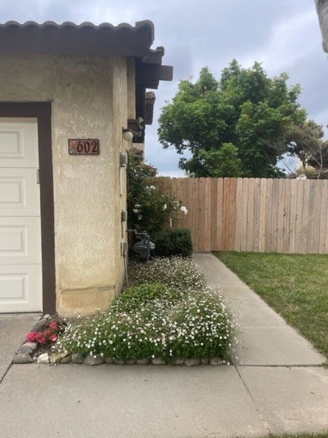 Building Photo - Updated Summerwood Townhome