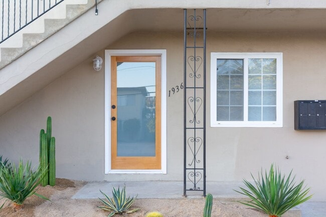Building Photo - Stylishly Remodeled 1 Bed/1Bath in Crown P...