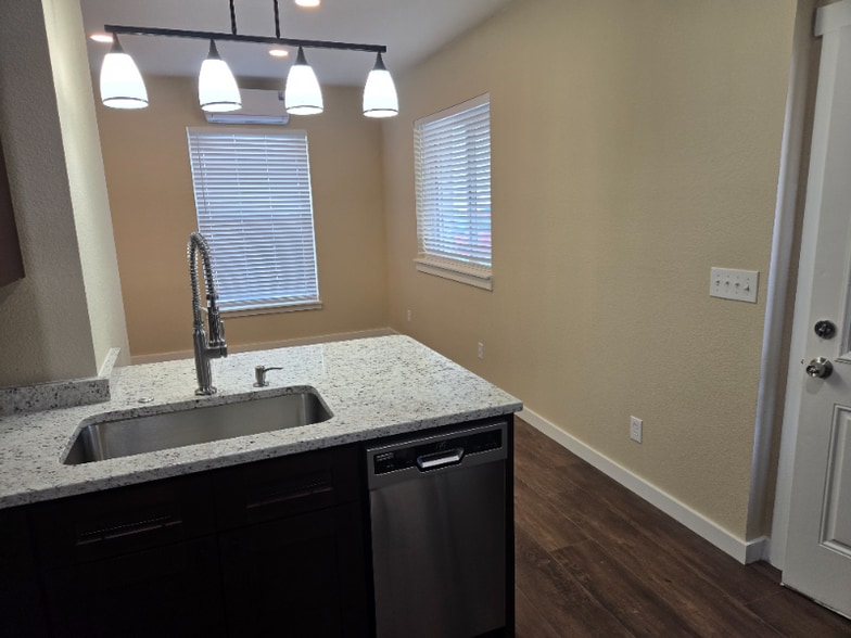 Building Photo - 105 Elbow Ct