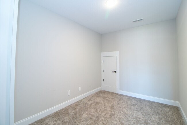 Building Photo - 1441 Hereford Blvd