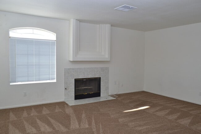 Building Photo - SW - ROOMY 3 BEDROOM 2.5 BATH TOWNHOME - 8...