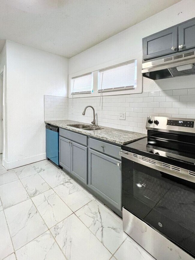 Building Photo - Spacious & Charming 5-Bedroom Home with Mo...