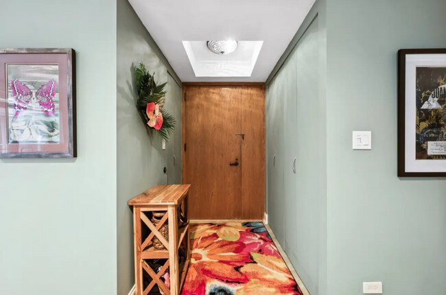 Building Photo - Prime Gold Coast Lovely 1BD/1BA