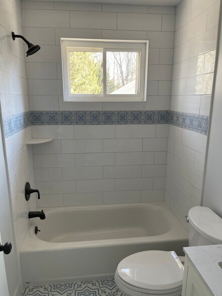 Building Photo - 830 Garrett Ln