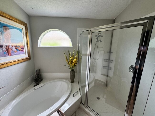 Building Photo - 4 Bedroom 2 Bathroom + Den - Large Garage and  Heated  Pool!