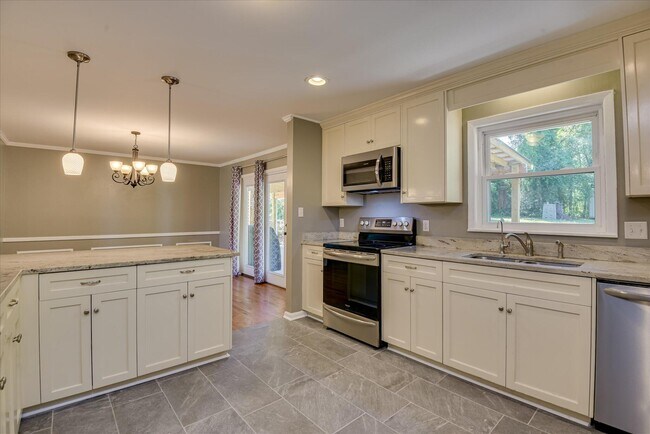Building Photo - 813 Hammond Dr