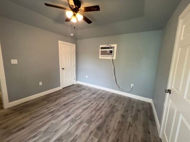 Building Photo - Wheatley Heights Gem