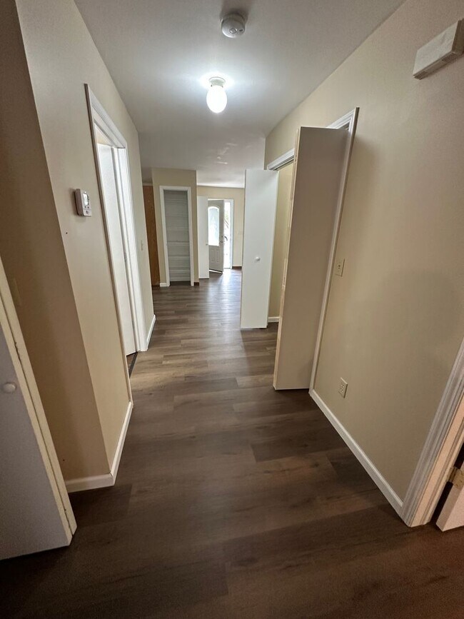 Building Photo - 2 Bedroom, 1 Bathroom House with Carport