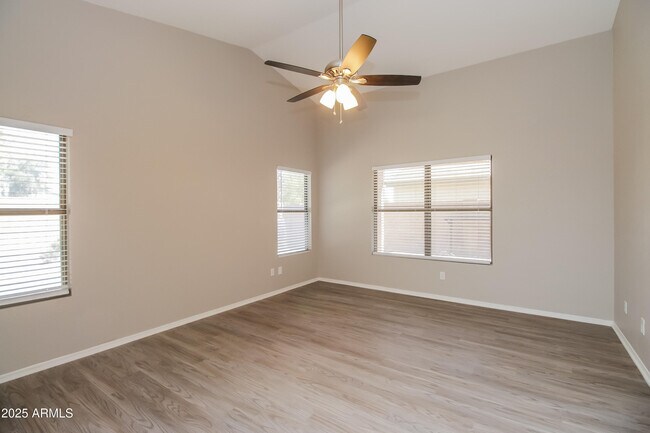 Building Photo - 588 E Devon Dr
