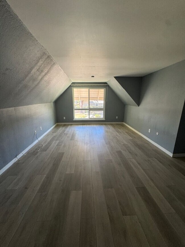 Building Photo - Conveniently located home featuring 2 main bedrooms!