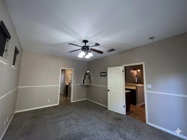 Building Photo - 903 Oakwood Dr