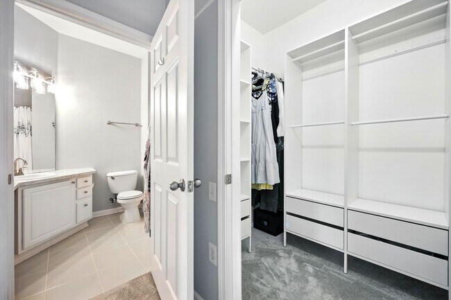 Building Photo - Bright Top-Floor Condo in Resort-Style Gated Community