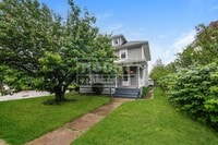 Building Photo - 3 Bedroom 1 Bathroom Single Family Home Available in Springfield!