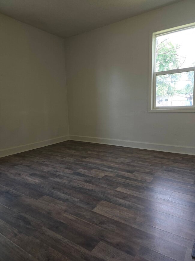 Building Photo - 419 N Beville Ave