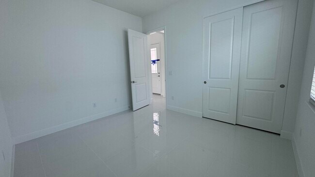 Building Photo - 5722 Aleppo Pl