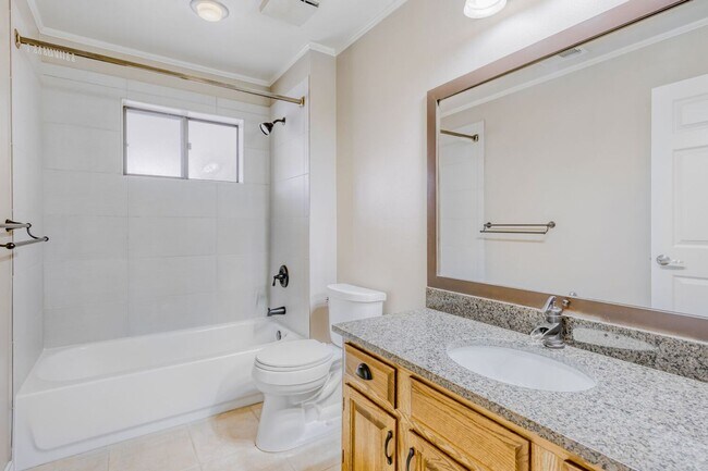 Building Photo - Charming, Classic Boulder Condo in a Prime Location - Available NOW