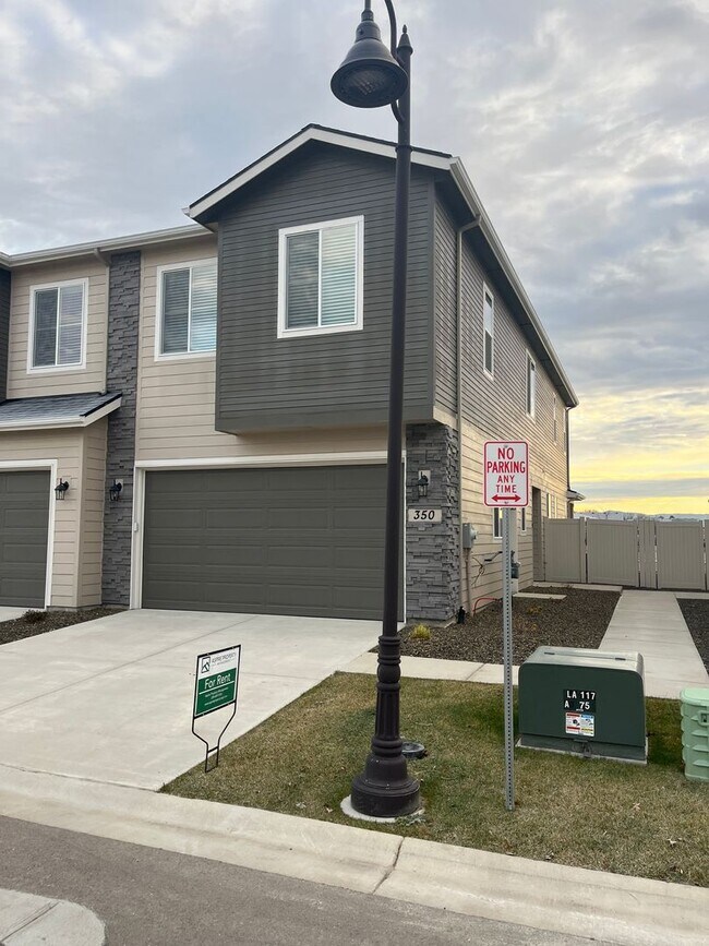 Building Photo - BRAND NEW LARGE 3 Bed 2.5 Bath Townhouse