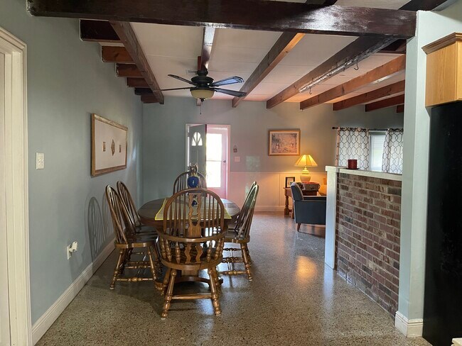 Building Photo - 257 SE Four Winds Dr