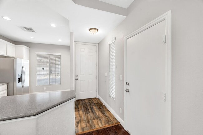 Building Photo - Great location 3 bedrooms 2 1/2 bath, community pool, St. Rose pkwy and Spencer