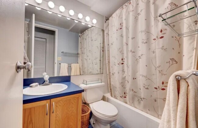 Building Photo - 100 Wells St