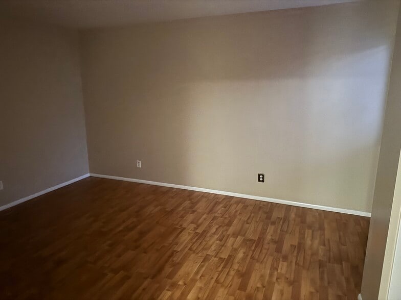 Building Photo - 9381 Shadowood Dr