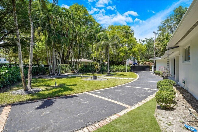 Building Photo - 711 Sunset Dr