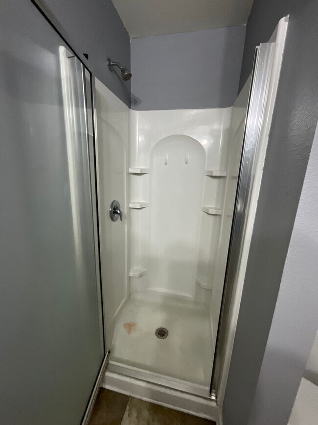 Building Photo - Large 5 bedroom home in Established Neighborhood ready to rent!