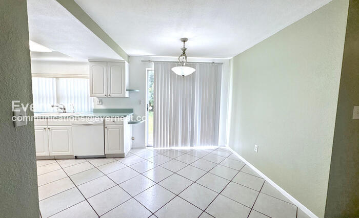 Building Photo - 3509 Kingsbury Dr