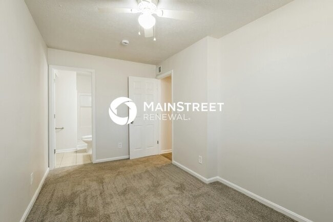 Building Photo - 5 Bedroom Pet-Friendly Home in Louisville, KY with Main Street Renewal