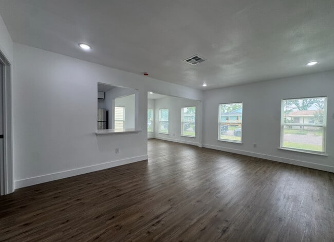 Building Photo - 1203 W 6th St
