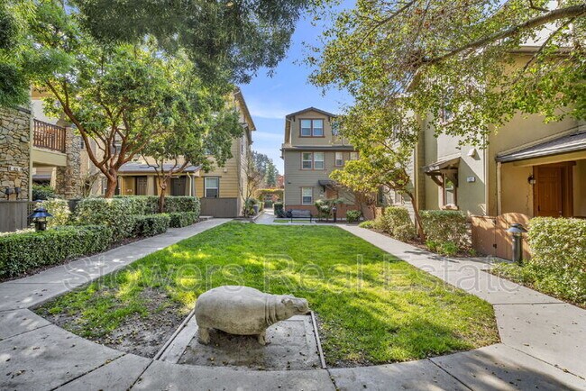 Building Photo - 718 El Paseo Cir