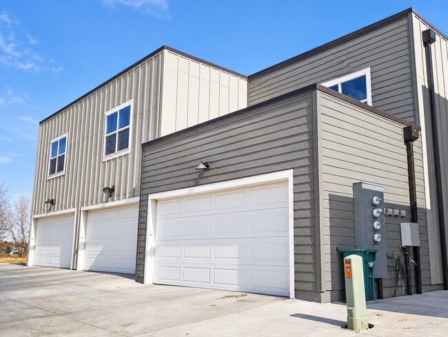 Building Photo - 875 Baum St