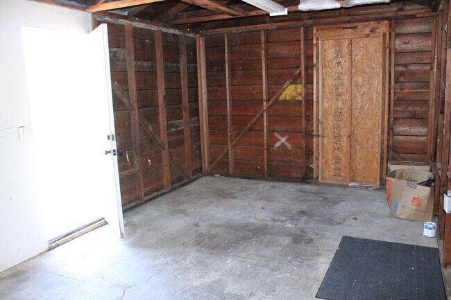 Building Photo - **COMING SOON** Adorable 2 Bedroom, 1 Bath...