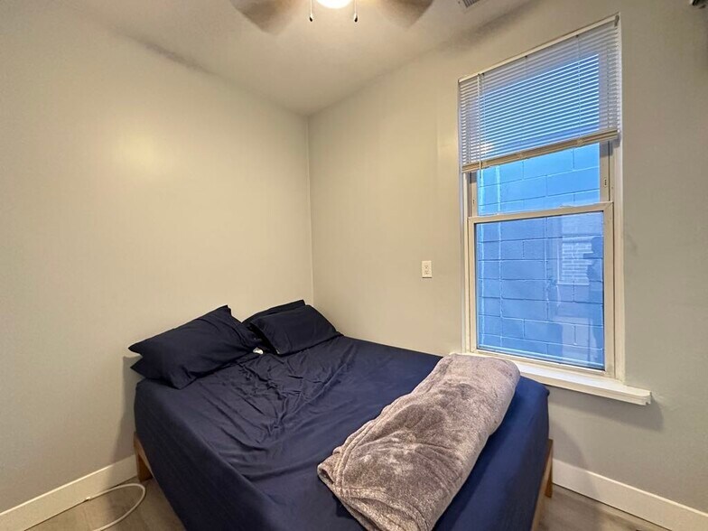 Building Photo - 1361 W Walton St